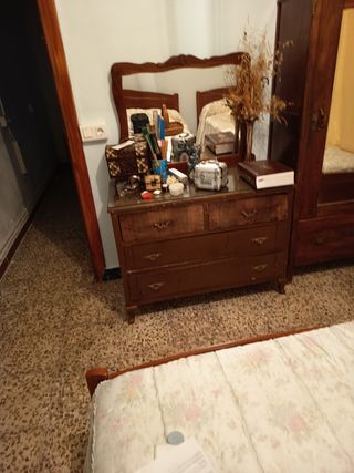 Cómoda antigua de madera