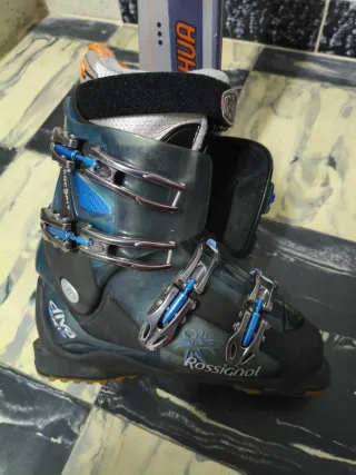 Esquís y botas de esquí