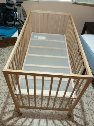 Cuna de madera para bebé