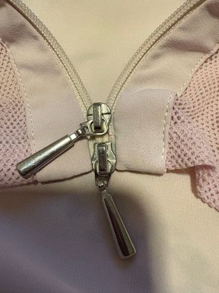 Blusa Gabrielelle rosa con cremallera y pedrería