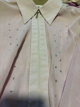 Blusa Gabrielelle rosa con cremallera y pedrería