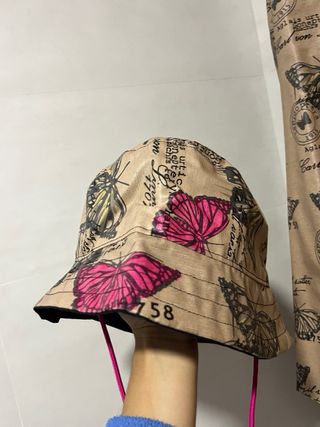 Gabardina impermeable con estampado de mariposas