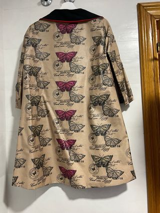 Gabardina impermeable con estampado de mariposas