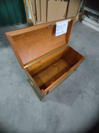 Baúl de madera con detalles verdes