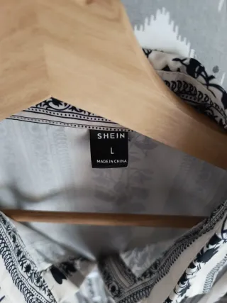 Camisa Shein Beige y Negra Estampada