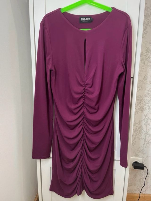 Vestido morado ajustado con escote