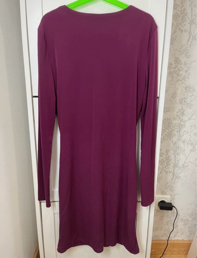 Vestido morado ajustado con escote