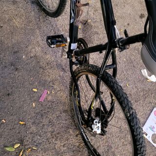 Bicicleta de montaña negra orbea con discode freno