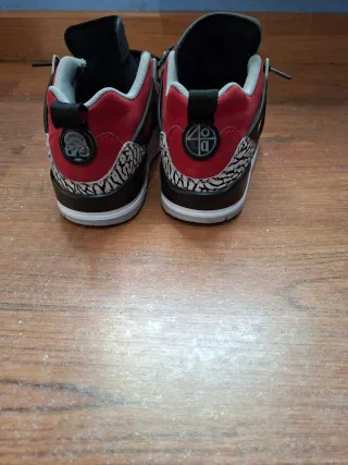 Zapatillas Jordan Rojas Talla 40