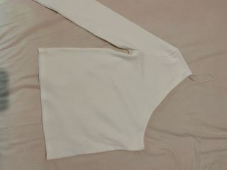 Top asimétrico manga larga marca Mango blanco