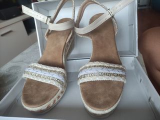 Cuñas plataforma color beige y blanco talla 41