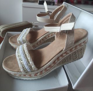 Cuñas plataforma color beige y blanco talla 41