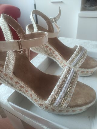 Cuñas plataforma color beige y blanco talla 41