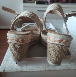 Cuñas plataforma color beige y blanco talla 41