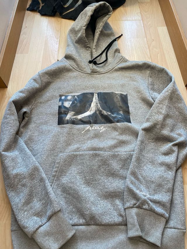 Sudadera gris con estampado Pray