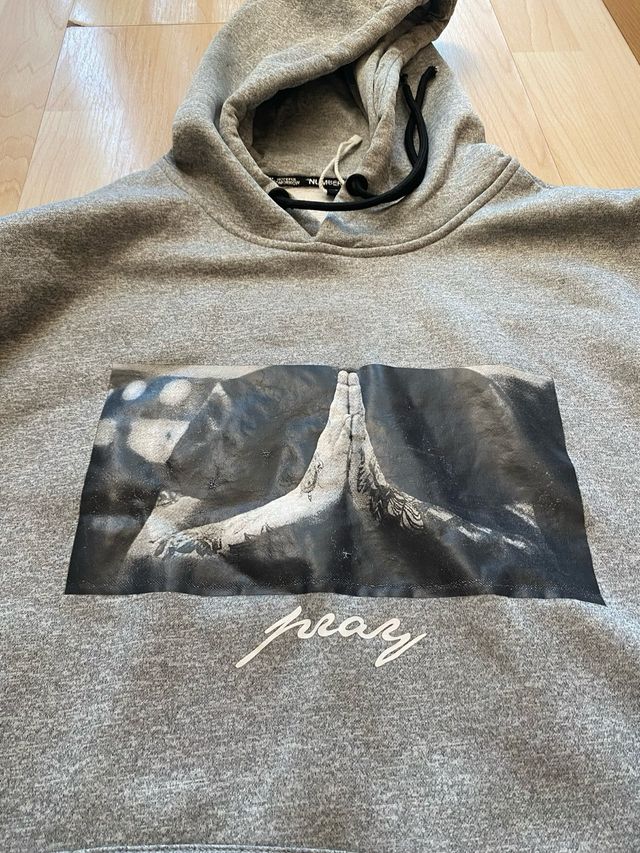 Sudadera gris con estampado Pray