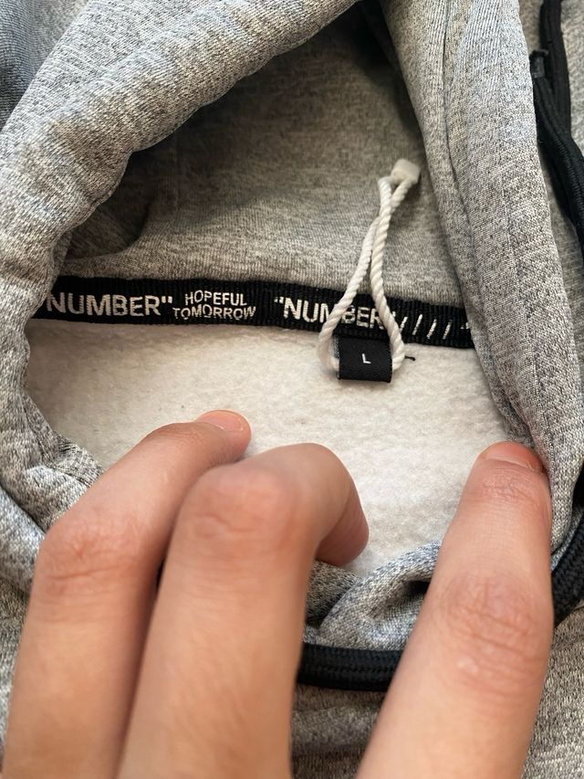 Sudadera gris con estampado Pray