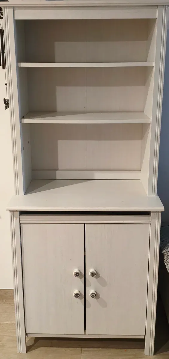 Estantería de madera blanca