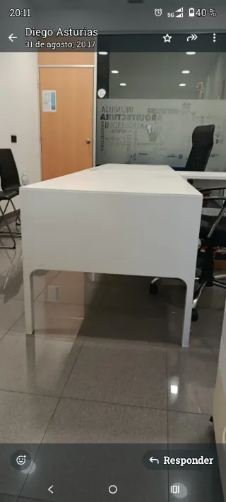 Mesa de oficina blanca