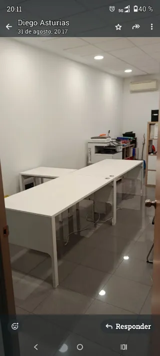 Mesa de oficina blanca