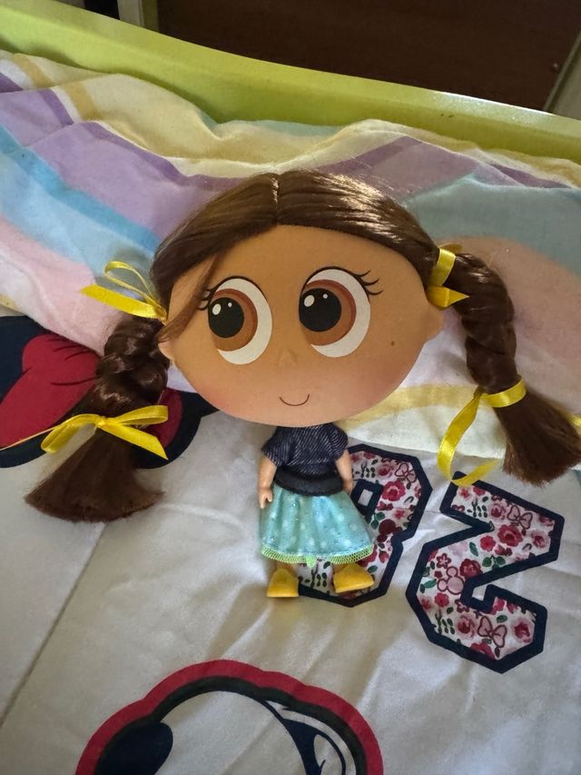 Muñeca con trenzas y vestido