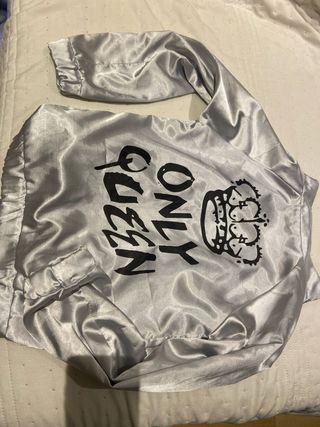 Chaqueta bomber plateada con corona