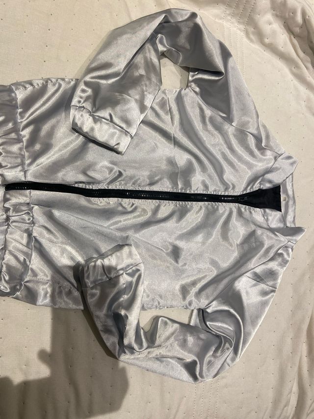 Chaqueta bomber plateada con corona