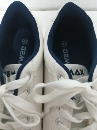 Zapatillas deportivas blancas y rojas