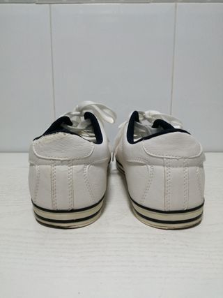 Zapatillas deportivas blancas y rojas