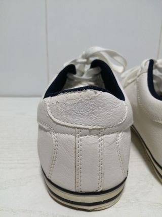 Zapatillas deportivas blancas y rojas