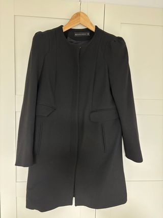 Abrigo negro Zara