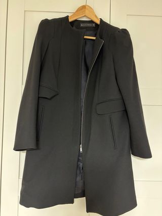 Abrigo negro Zara