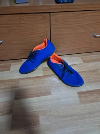 Zapatos de fútbol sala azules y naranjas