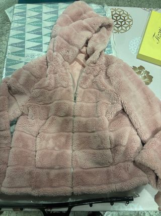 Abrigo rosa de pelo sintético con capucha