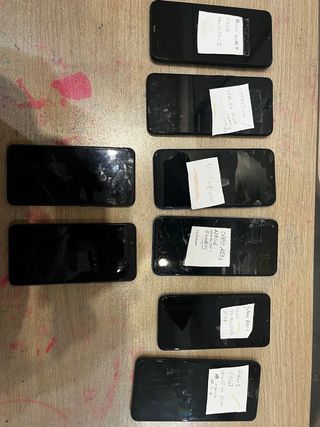 Confezione da 6 telefoni Oppo, Redmi, Samsung. Tavolo Apple