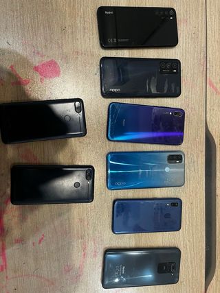 Confezione da 6 telefoni Oppo, Redmi, Samsung. Tavolo Apple