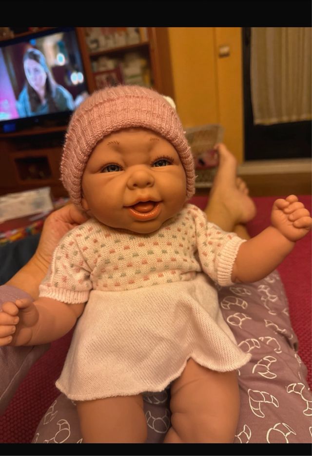 Bebé Reborn con gorrito rosa