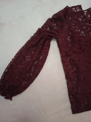 Blusa de encaje granate