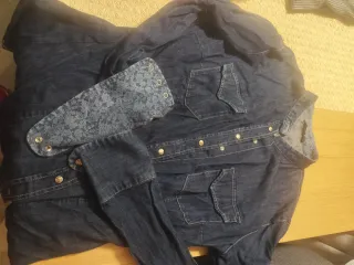 Camisa vaquera con detalle floral