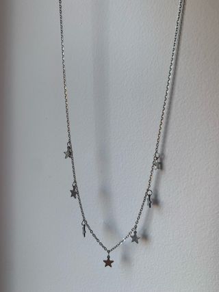 Colgante fino con estrellas plateadas