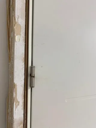 Puerta interior blanca con marco y herraje