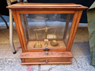 Balanza antigua de precisión