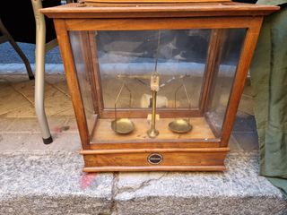 Balanza antigua de precisión