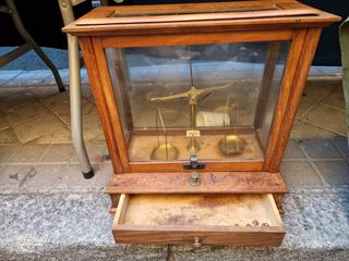 Balanza antigua de precisión