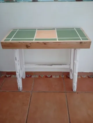 Mesa de madera con azulejos verdes y madera blanca