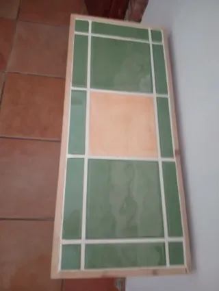 Mesa de madera con azulejos verdes y madera blanca