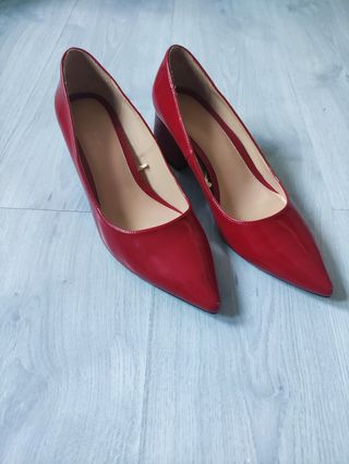 Zapatos de tacón rojos charol