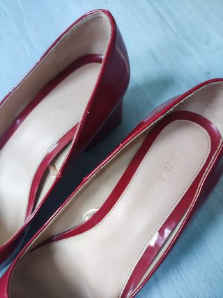 Zapatos de tacón rojos charol