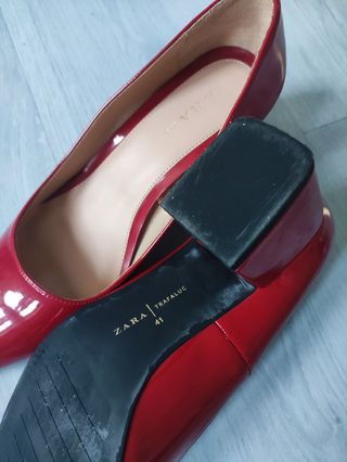 Zapatos de tacón rojos charol