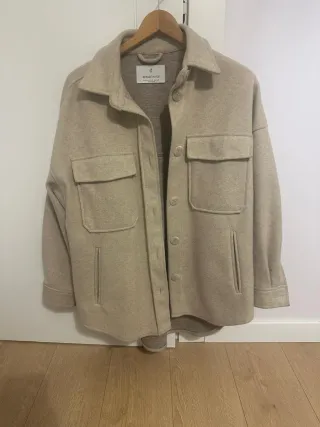 Chaqueta Stradivarius beige entretiempo. 